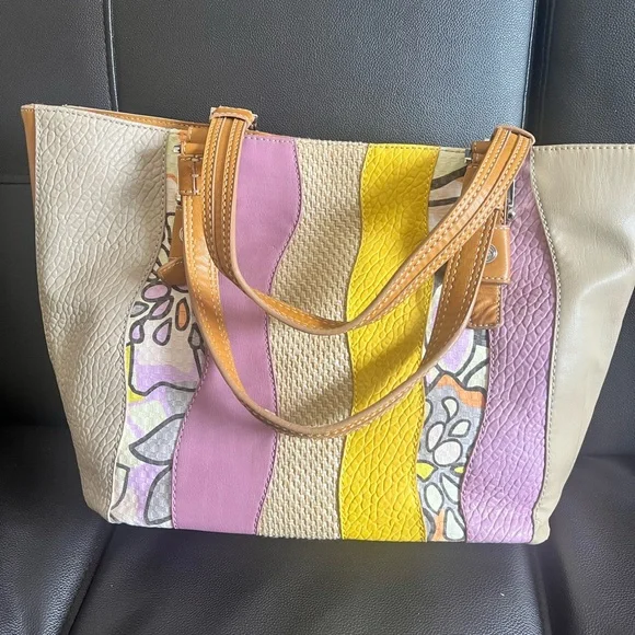 Brand new bag from Relic.
Has comfy straps and center divider. - Picture 2 of 3